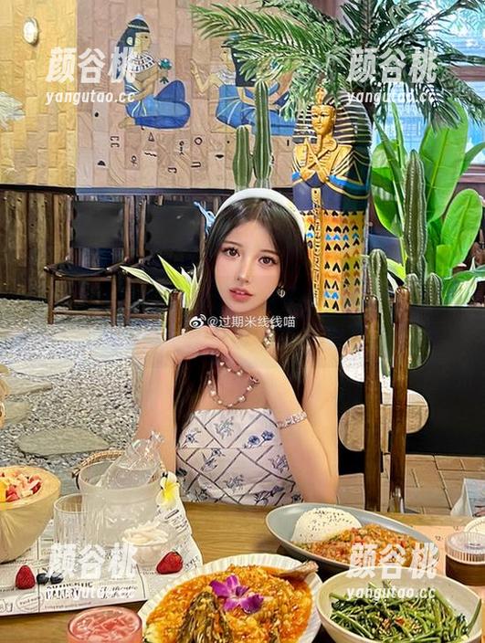 过期米线线喵带你进入兔子小姐的cos合集：角色魅力与摄影艺术的双重享受.txt