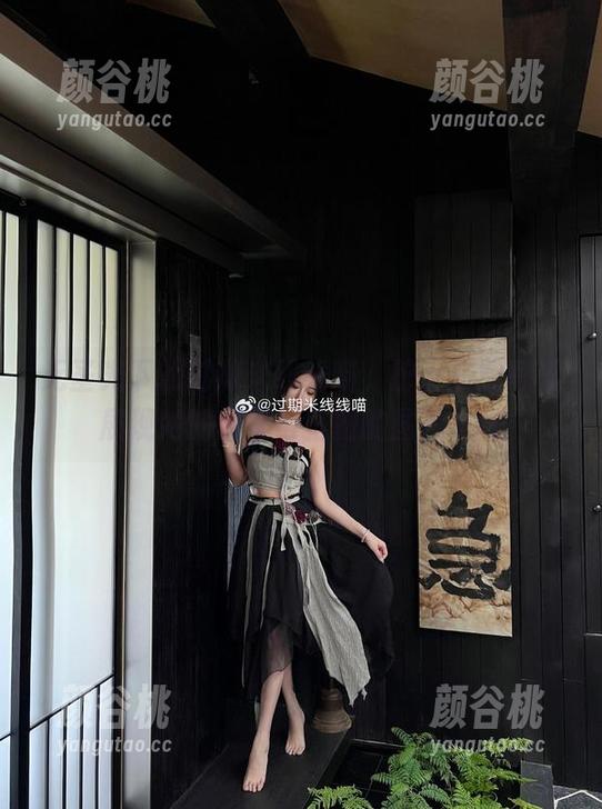 无圣光下的过期米线线喵，护士职业写真展现她的温柔与坚韧的图片.txt