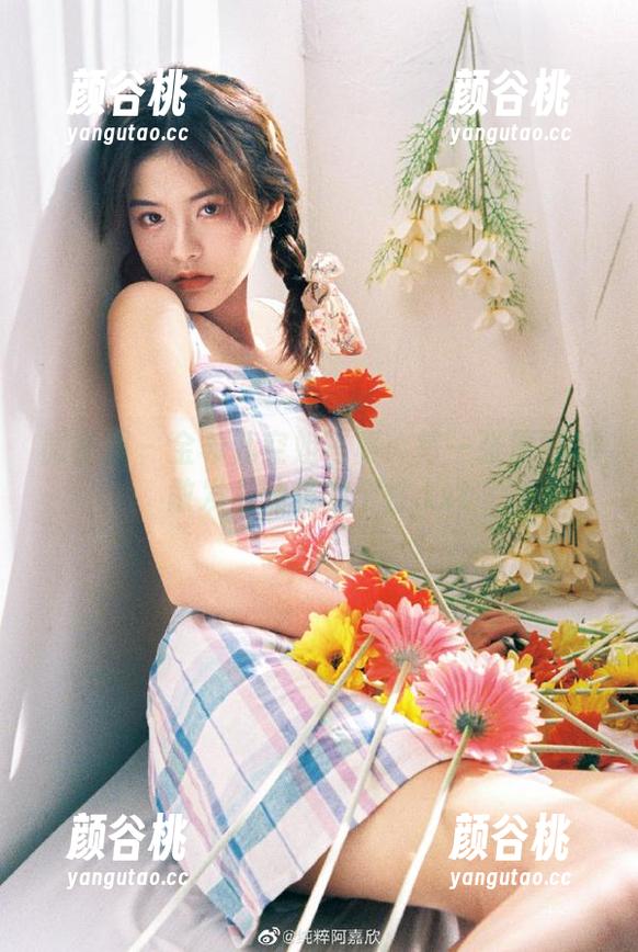 微密圈 - 金希儿空姐写真：每一张原图都散发着独特的个性.txt
