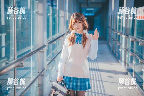 雪晴Astra的校服作品免费发布，带你领略校园里的清新与活力！.txt
