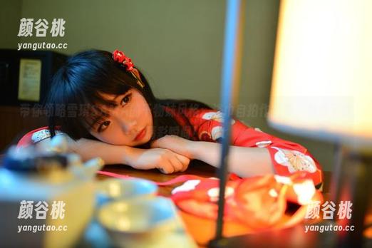 带你领略雪琪SAMA的干物妹风格：浴巾自拍作品集，免费下载精彩瞬间！.txt