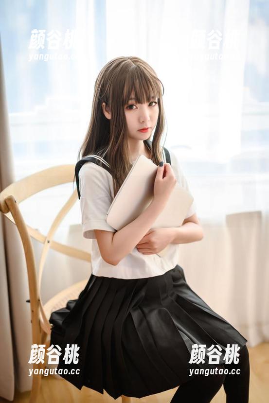 青水百合子最新睡衣写真分享，燃起你对居家生活的憧憬.txt