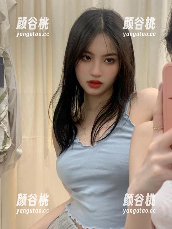 青豆客 - Kiren_程程程的吊带写真：当柔美与力量相遇，超乎想象的套图体验.txt
