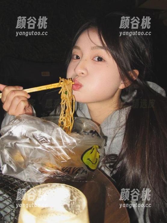 青豆客 - 感受宛恩miyu的魅力：精选皮衣美图壁纸尽在此处.txt