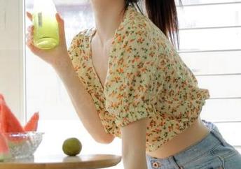 青豆客 – 谭晓彤丝袜写真美图精选，带你开启一场视觉与心灵的盛宴！.txt