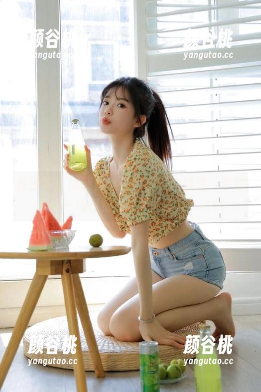青豆客 - 谭晓彤丝袜写真美图精选，带你开启一场视觉与心灵的盛宴！.txt
