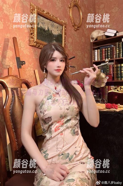鹿八岁baby内衣套图精选：探寻女性内心的柔情与力量，她的每一张照片都让人心动不已.txt